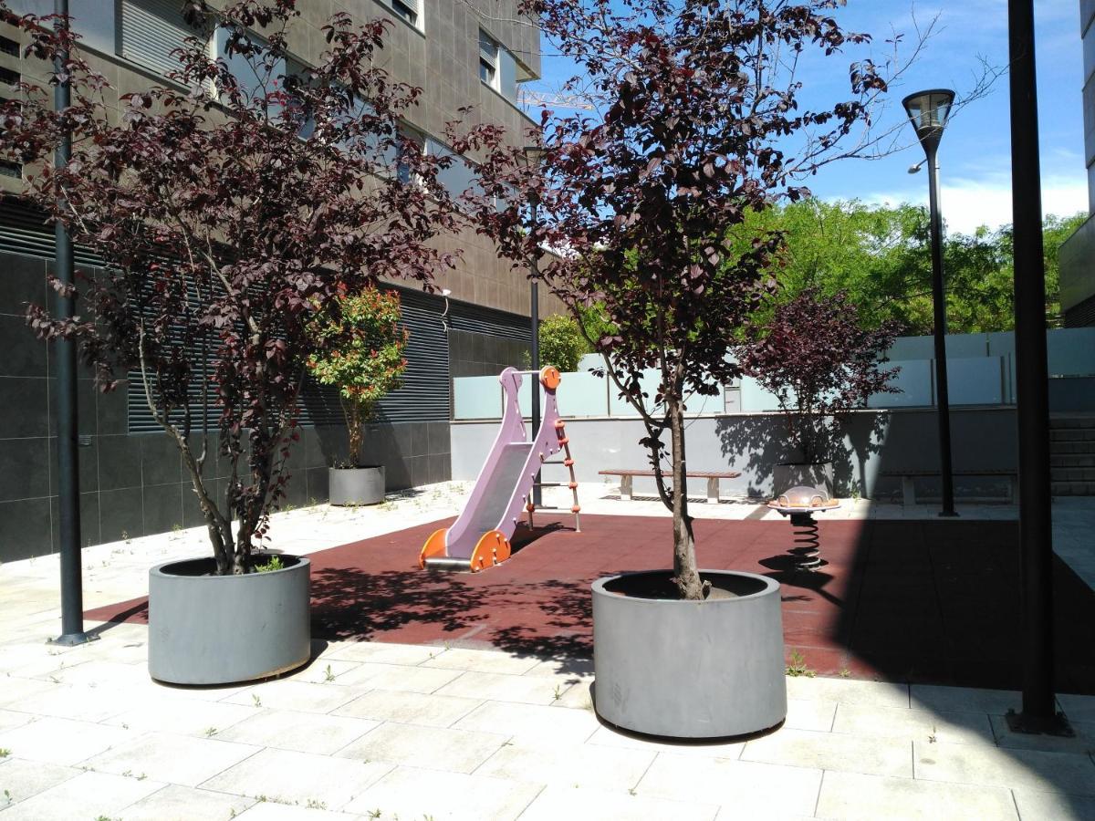 Stylish Flat, 2 Bathrooms And Swimming Pool, Next To The Beach! Sant Adria de Besos Bagian luar foto